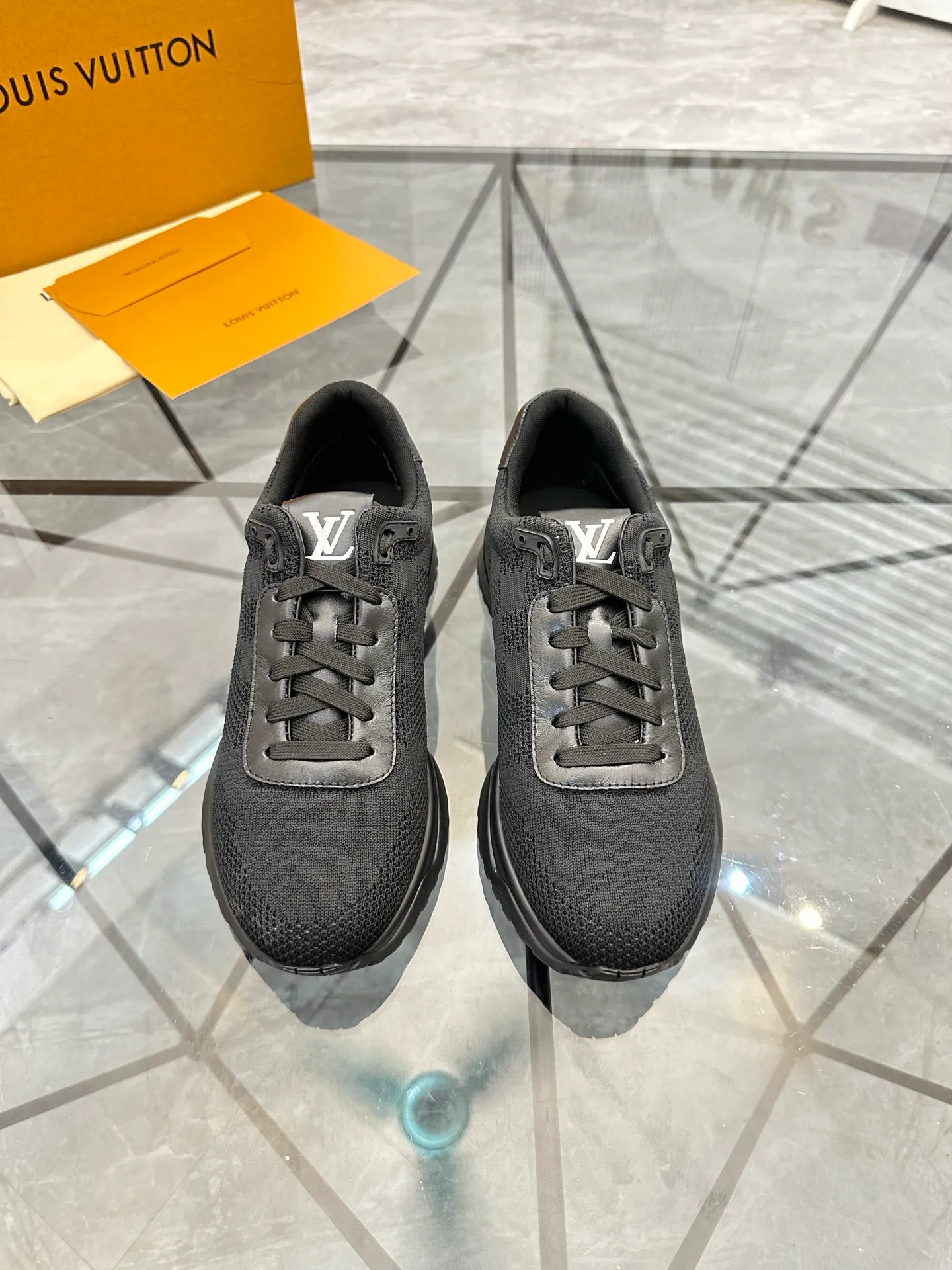 Men's shoes for sale💰: 💰P560¥ High-end quality Product trademark: LV* "Louis Vuitton*" low-top sneakers Regular size: 38-44 (can be customized to 45.46.) Product materials: imported breathable fly knit upper, breathable lining, original raw rubber translucent combination outsole. Number: 2068